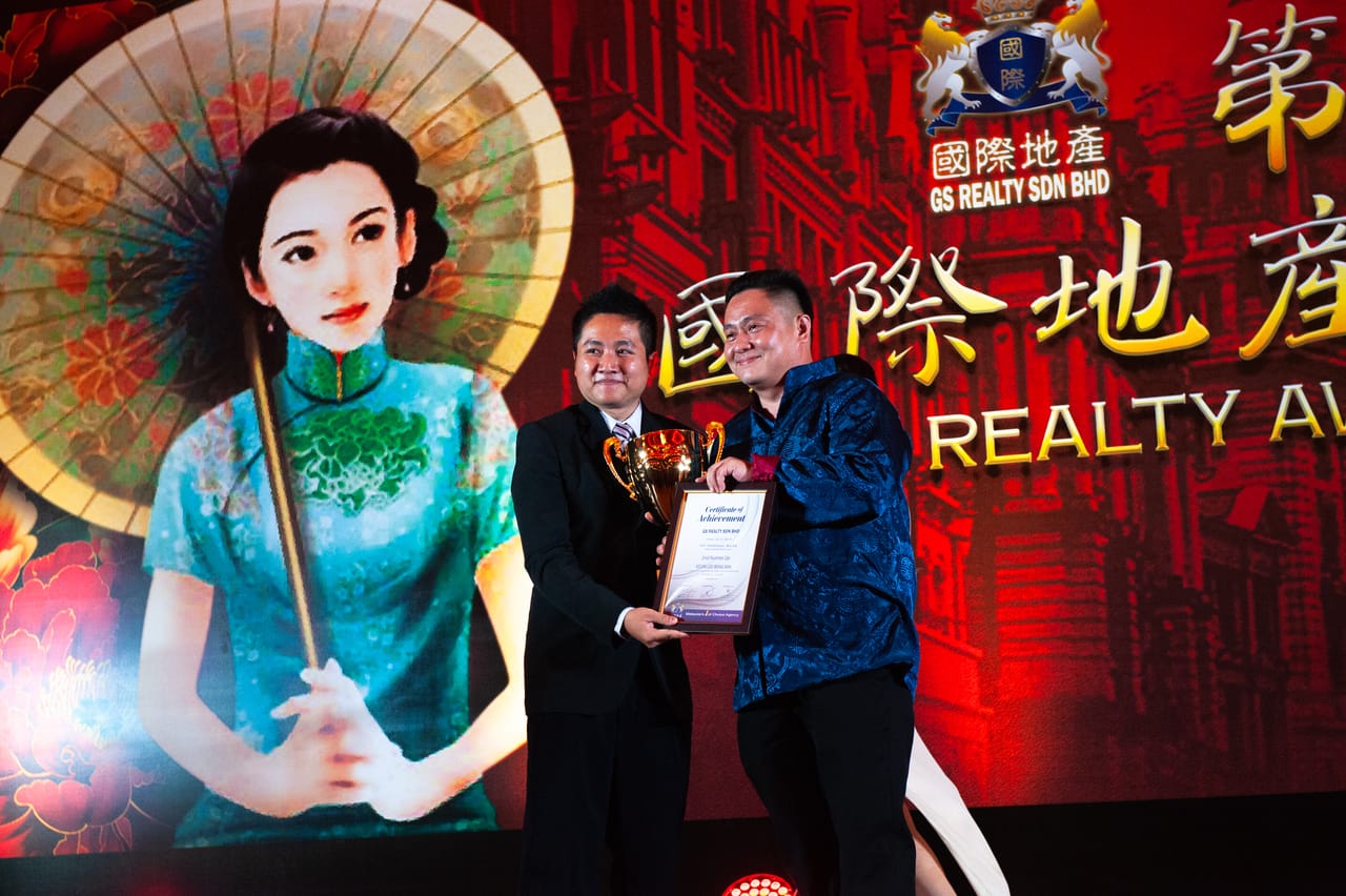 Malam anugerah ke-14 GS Realty: Kevin menerima trofi dan sijil untuk Yearly 2014, 2015 · Top Personal Sales (Pre-Leader Ranking) · 2nd Runner Up.