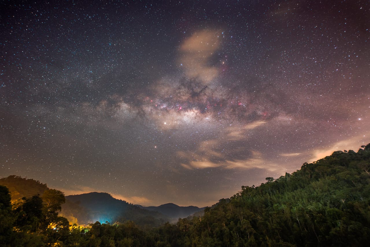 Teras Bima Sakti tergantung di atas lembah dan sebuah takungan air, beberapa cahaya lampu di kaki bukit.
